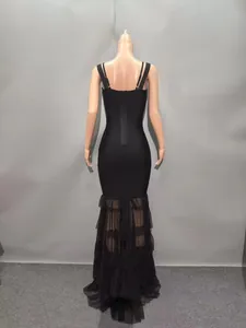 Vista posteriore di un elegante abito da sera nero a sirena con orlo in tulle.