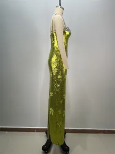 Profilo laterale di un abito lungo di paillettes verde lime su un manichino sartoriale.