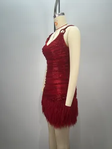 Vue détaillée d'une mini-robe rouge à paillettes avec bordure en plumes de luxe pour fête