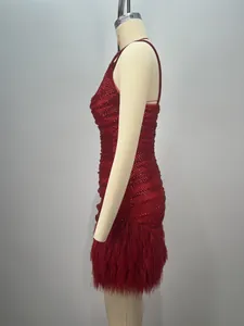 Vue latérale d'une mini-robe rouge à paillettes et plumes pour fête et anniversaire.