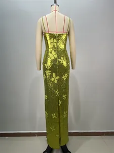 Vista posteriore di un elegante abito lungo di paillettes con motivi a farfalla e spalline