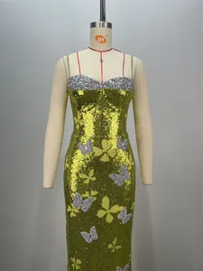 Dettaglio dell'abito da sera verde lime con paillettes e motivi a farfalla