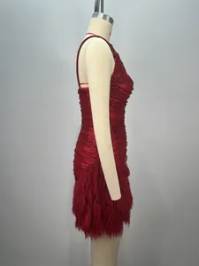 Vue latérale détaillée d'une mini robe rouge à paillettes avec bordure en plumes chic