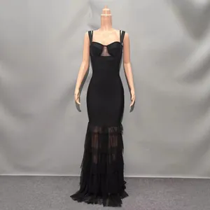 Elegante abito da sera a sirena nero con orlo in tulle a balze e spalline sottili.