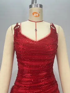 Vue détaillée du tissu à paillettes rouges étincelantes sur une mini robe à bretelles