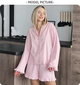 Gros plan sur un ensemble de pyjama rose en coton à manches longues avec détails de volants