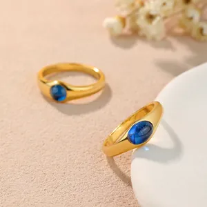 Detaillierte Nahaufnahme eines vergoldeten Rings mit einem blauen Zirkon im Cabochon-Schliff
