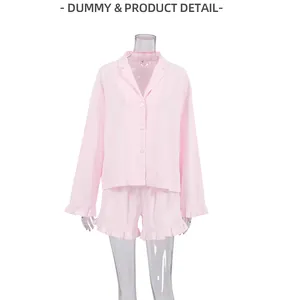 Détail de l'ensemble de pyjama rose en coton respirant à manches longues et short