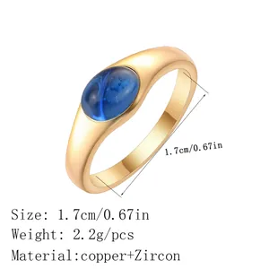 Detailansicht Goldener Kupferring mit blauem Zirkon, inklusive Größe und Gewicht