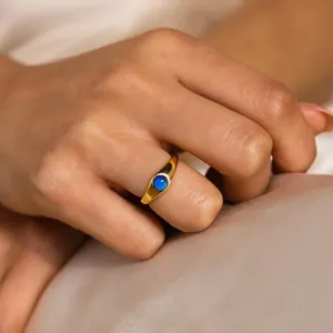 Detailansicht eines eleganten goldenen Siegelsrings mit einem strahlend blauen Zirkonia-Stein