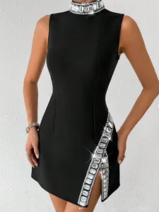 Detail van een zwarte mouwloze mini-jurk met elegante strassteentjes bij de hals en split
