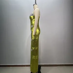 Abito lungo attillato con paillettes verde lime con eleganti farfalle argentate