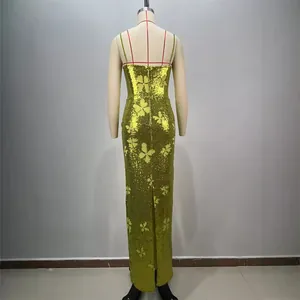 Vista posteriore di un abito da sera verde lime con paillettes e motivi a farfalla