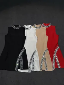Detailweergave van mouwloze bandagejurken met hoge kraag en luxe strass-versieringen