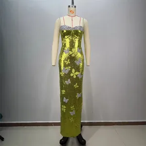 Elegante abito lungo di paillettes verde oliva con motivi a farfalla e vestibilità slim
