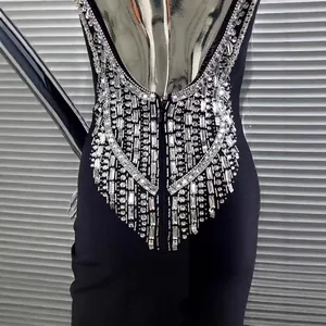 Elegante vestido negro sin espalda con intrincados adornos de pedrería plateada