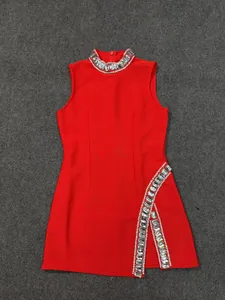 Rode mouwloze bandagejurk met strass-kraag en splitdetail in detailweergave