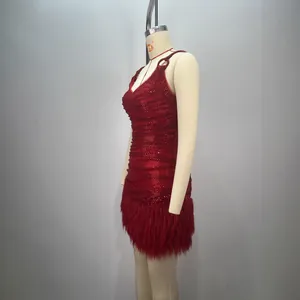 Vestido corto de lentejuelas rojas con adorno de plumas para fiestas y navidad