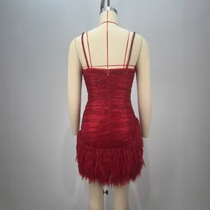 Elegante vestido mini rojo con lentejuelas y adornos de plumas vista posterior