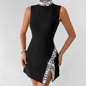 Elegante sexy zwarte bandage mini-jurk met strass-kraag en een decoratieve zijsplit
