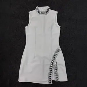 Witte mouwloze bandage mini-jurk met strass-kraag en detail met zijsplit.