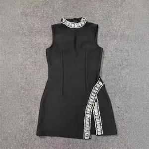 Elegante zwarte mouwloze bandagejurk met een luxe strass kraag en een diepe zijsplit