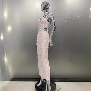 Elegante abito da sera con perline, motivo a conchiglia e spacco laterale per feste