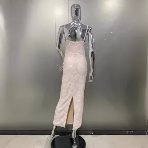 Elegante abito da sera con ricami di perline, spalline sottili e spacco sulla schiena
