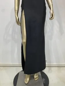 Vista detallada de un vestido largo bandage negro con una elegante abertura lateral