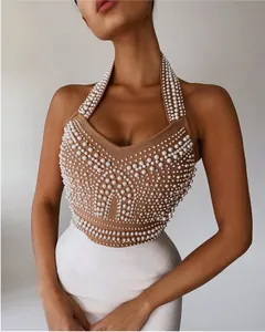 Vue détaillée d'une robe bandage nude élégante ornée de broderies de perles blanches