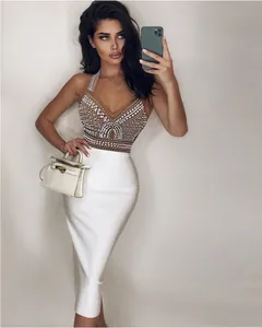 Vue détaillée d'une robe de soirée sexy avec col en V, perles et jupe midi blanche