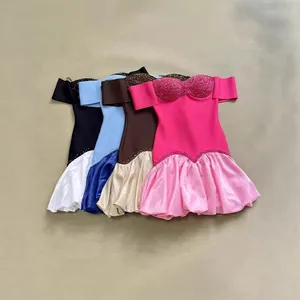 Eleganti abiti da cocktail corti con strass e spalle scoperte in vari colori vivaci