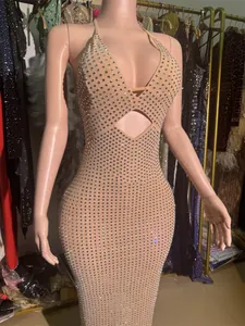 Detailansicht funkelnder Strasssteine auf einem eleganten Neckholder-Abendkleid