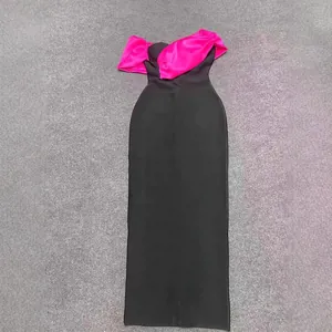 Elegante abito da sera nero aderente con dettagli di volant in raso rosa acceso