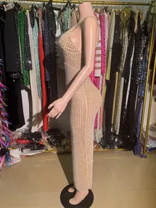 Seitenansicht eines hautengen Abendkleids in Nude mit funkelndem Strass und Neckholder.
