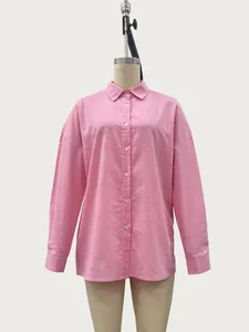 Gedetailleerd vooraanzicht van een los roze damesshirt met lange mouwen op een mannequin