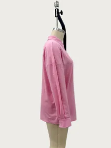 Zijaanzicht van een roze losvallend shirt met lange mouwen voor dames van ademende stof.
