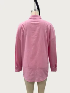 Gedetailleerd achteraanzicht van een roze los overhemd met lange mouwen op een paspop-torso