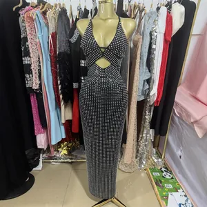 Elegantes schwarzes Neckholder-Maxikleid mit Strasssteinen und figurbetonter Passform