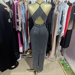 Elegantes rückenfreies Neckholder-Abendkleid mit silbernen Strasssteinen verzierung.