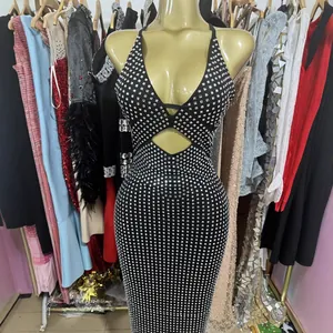 Elegantes schwarzes Neckholder-Abendkleid mit schimmernden Strasssteinen und sexy Bodycon-Passform