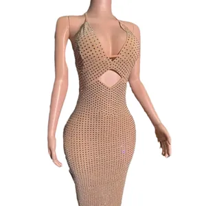 Elegantes nudefarbenes Neckholder-Maxikleid mit Strasssteinen und tiefem Ausschnitt vorne
