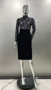 Robe bandage noire à col montant avec haut en maille strassée et manches longues.