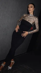 Detailansicht eines luxuriösen schwarzen Partykleides mit glitzernden Strass-Mesh-Ärmeln