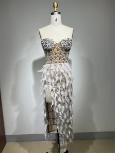 Vista dettagliata del glamour abito senza spalline con strass e piume bianche eleganti