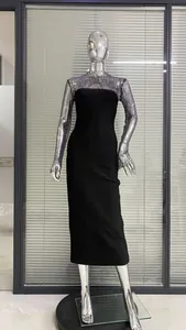 Elegantes schwarzes figurbetontes Kleid mit schimmernden silbernen Strass-Netzärmeln.