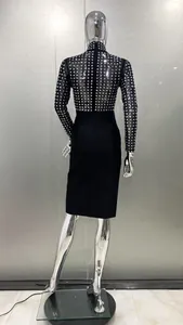 Vue arrière d'une robe mi-longue bandage à manches longues noire ornée de strass.
