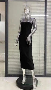 Detailansicht der silbernen Strass-Ärmel an einem luxuriösen schwarzen Bandage-Abendkleid.