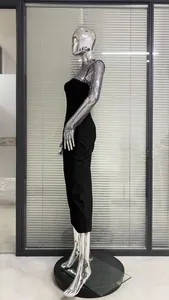 Elegantes schwarzes Bandage-Kleid mit funkelnden Strass-Netzärmeln auf Mannequin.