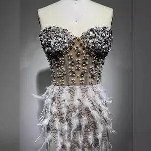Elegante abito da sera senza spalline con piume, strass e paillettes per feste e banchetti.